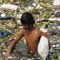 Ragazzo in mezzo ai rifiuti delle Filippine