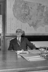 Claude Lévi-Strauss nel suo ufficio presso il Collège de France a Parigi, 17 marzo 1967