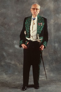 Claude Lévi-Strauss, eletto all'Accademia Francese nel 1973, in costume tradizionale dell'Accademia