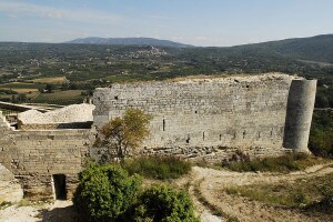 I resti del castello del Marchese de Sade a Lacoste, in Provenza (Francia)