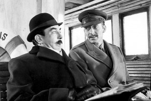 Assassinio sull'Orient Express di Agatha Christie. Gli attori A. Finney (a sinistra) nel ruolo di Hercule Poirot e J. Lloyd come aiutante nel film diretto da Sidney Lumet, 1974