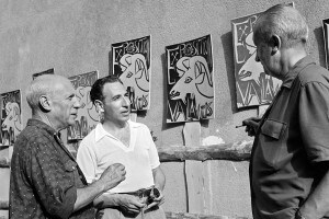 Una foto scattata nell'agosto 1952 a Vallauris che mostra il pittore spagnolo Pablo Picasso (a sinistra) mentre parla con il suo amico, poeta francese, Paul Éluard (a destra)