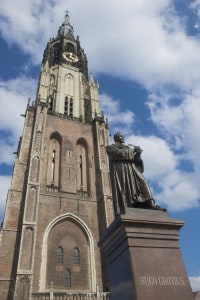 Statua di Ugo Grozio di fronte il campanile di Nieuwe Kerk a Delft, nei Paesi Bassi