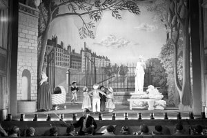 L'attrice francese Arletty sul set di "Les Enfants du Paradis", scritta da Jacques Prévert e diretta da Marcel Carné