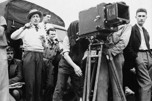 Jean Cocteau (a sinistra con cappello) dirige una scena del suo film "La belle et la bête". Francia, 1946