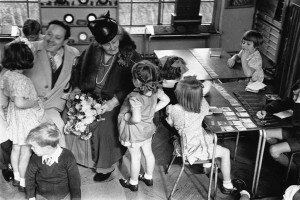 Maria Montessori in classe con i bambini