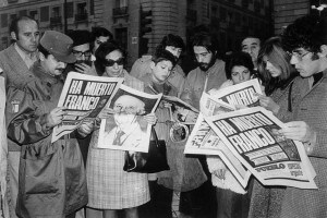 Folla a Madrid che legge la notizia della morte del generale Franco, 1975