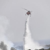Un elicottero interviene sugli incendi
