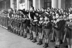 Membri dell'organizzazione giovanile fascista italiana, Balilla, fuori dalla stazione ferroviara di Roma per salutare il Primo Ministro della Gran Bretagna, Neville Chamberlain, che è in visita in Italia