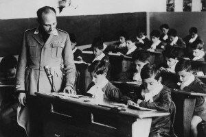 Insegnante d'italiano in uniforme militare fascista
