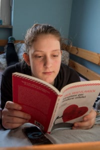 Torino, 21 marzo 2020. Luisa, una studentessa del liceo, legge un libro durante la quarantena 