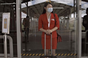 Hostess asiatica in aeroporto.