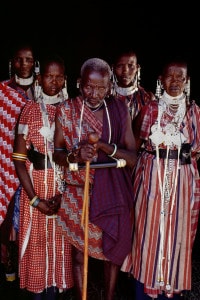 Anziano Masai con le sue quattro mogli. La poligamia continua ad essere praticata tra il popolo Masai