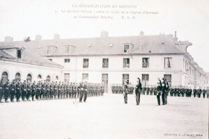 Alfred Dreyfus riceve la Legion d'Onore dopo la sua riabilitazione, 20 luglio 1906, Francia