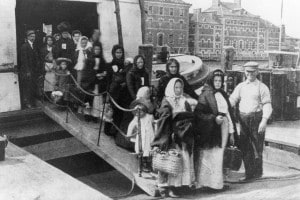 L'arrivo degli immigrati a Ellis Island, New York, nel 1880 circa