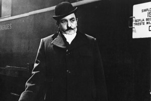 Hercule Poirot in una scena di Assassinio sull'Orient Express