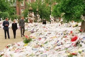 Una parte degli omaggi floreali arrivati dalla popolazione per il funerale di Lady Diana