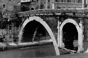 Ponte Sublicio sul fiume Tevere, la cui costruzione è attribuita ad Anco Marzio