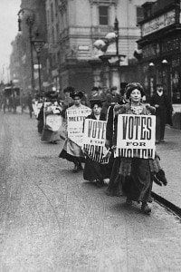 Suffragette per le strade di Londra nel 1912