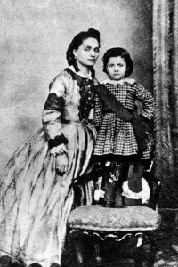 La piccola Eleonora Duse in posa con sua madre Angelica Cappelletto