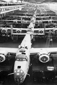 Il bombardiere B-24 sulla linea di produzione dello stabilimento di Willow Run di Henry Ford