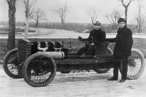 Henry Ford (in piedi) e il pilota Barney Oldfield. La Ford 999, record mondiale di velocità sul ghiaccio del lago St. Clair