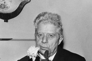 Eugenio Montale con fiore
