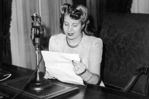 Eva Peròn viene trasmessa alla radio parlando a nome delle donne argentine, 1947