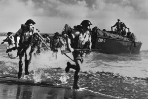 La preparazione dello sbarco in Normandia. Soldati britannici in addestramento sulla costa nordafricana