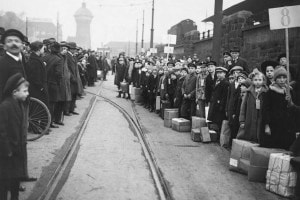 I giovani rifugiati tedeschi lasciano la regione della Ruhr, marzo 1923, mentre le truppe francesi e belghe occupano l'area per garantire i pagamenti di riparazione agli alleati della prima guerra mondiale