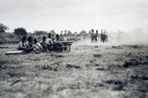 Colonialismo italiano in Africa orientale, XIX secolo: la foto mostra ufficiali italiani che addestrano truppe indigene ad usare l'artiglieria