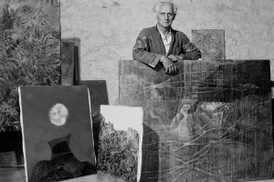 L'artista tedesco Max Ernst (1891-1976) con alcune sue opere in Francia, circa 1955