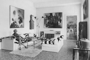 La collezionista d'arte americana Peggy Guggenheim (1898-1979) nella sua casa di Venezia con i suoi cani, dicembre 1961