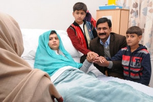 La famiglia di Malala Yousafzai arriva nel Regno Unito. Malala in un letto di ospedale dopo essere stata colpita dai talebani in Pakistan