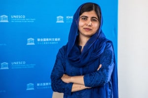 Il premio Nobel per la pace Malala Yousafzai posa per una sessione fotografica durante la riunione dei ministri dello sviluppo e dell'istruzione del G7, a Parigi, il 5 luglio 2019