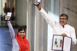 I vincitori del Premio Nobel per la pace Kailash Satyarthi e Malala Yousafzai mostrano le loro medaglie e diplomi durante la cerimonia di premiazione del Premio Nobel per la pace presso il municipio di Oslo, Norvegia, il 10 dicembre 2014