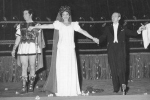Da sinistra a destra: il baritono Ettore Bastianini, il soprano Maria Callas e il direttore Antonino Votto. Esecuzione del "Poliuto" di Donizetti alla Scala di Milano, 7 dicembre 1960