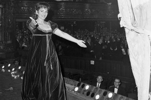 Maria Callas esce dal palco dopo un'esibizione, 1965