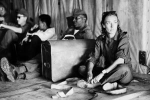 Una fotografia che ritrae la giornalista Oriana Fallaci all'interno di un aereo insieme ad alcuni militari americani