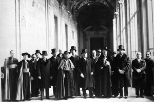 Una foto d'epoca che ritrae Benito Mussolini con prelati in occasione dei Patti Lateranensi firmati da Mussolini e da Pietro Gasparri