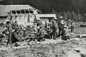 Bivacco dei soldati italiani tra le pinete dell'Altopiano di Asiago, prima guerra mondiale