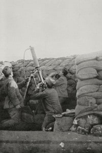 Mitragliatrice contraerea in azione nelle trincee italiane del Carso, Prima guerra mondiale