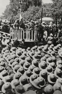 Benito Mussolini (1883-1945) si rivolge ai soldati italiani in Sardegna