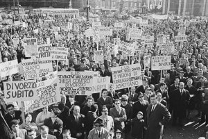 La folla chiede al governo di legalizzare il divorzio durante una manifestazione in Italia, novembre 1966