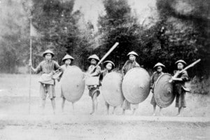 Milizia cinese dell'entroterra, armata di mazze e scudi di vimini, durante la seconda guerra dell'oppio