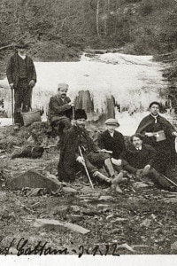 La foto mostra un'escursione sull'Appennino Tosco-Romagnolo, 3 gennaio 1912. Campana è il sesto uomo da sinistra
