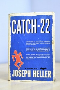 La prima edizione del romanzo di Joseph Heller "Catch-22" (Comma 22)