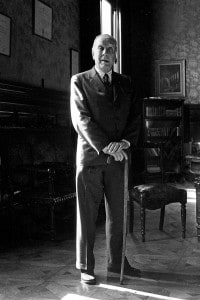 Lo scrittore e poeta argentino Jorge Luis Borges (1899-1986) nella biblioteca Nazionale di Buenos Aires, 1973