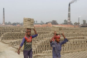 Bambini a lavoro in un campo di mattoni a Narayanganj, vicino a Dacca (Bangladesh). Foto del 15 gennaio 2021