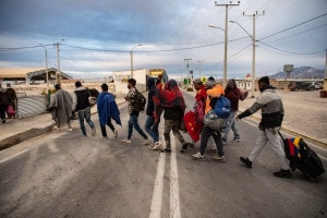 I migranti venezuelani camminano verso Iquique da Colchane, in Cile, dopo aver attraversato il confine con la Bolivia, il 23 settembre 2021